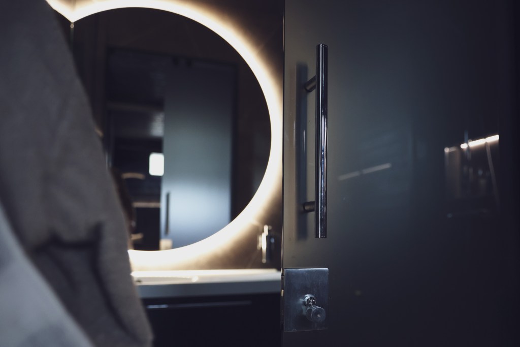 Glazen schuifdeur in de wand